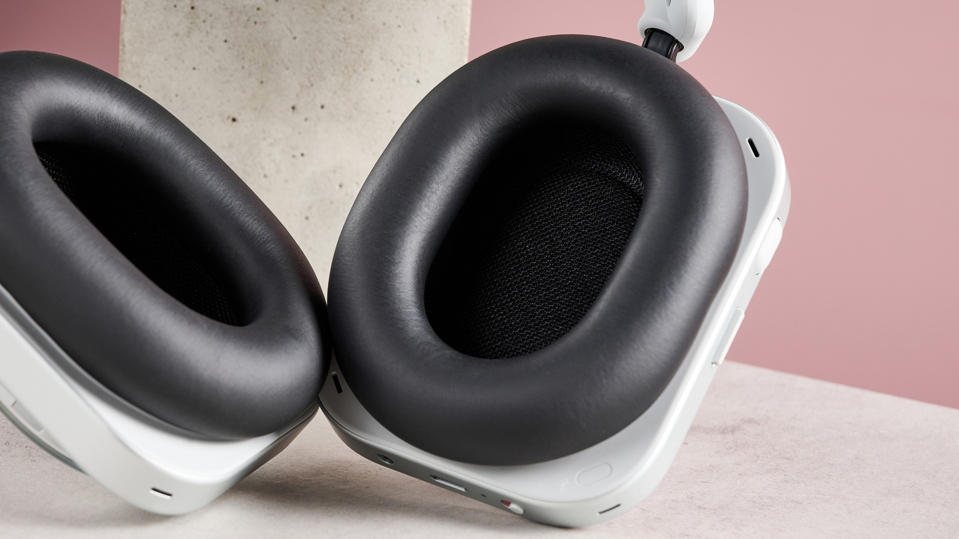 The Nothing Headphone (1) black leather earpads