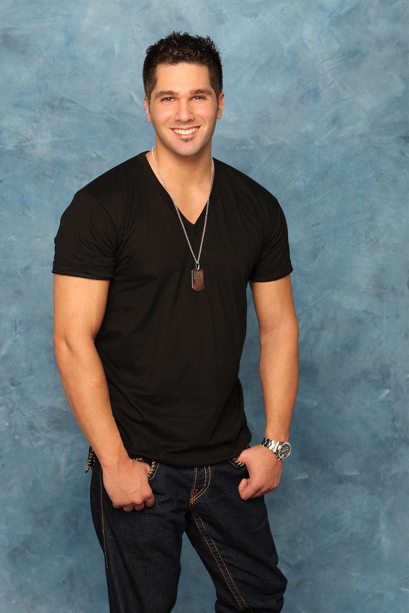 t shirt, standing, arm, neck, chin, muscle, cool, human, photography, chest,