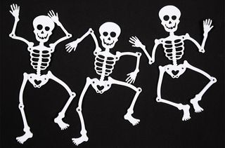Halloween games for kids: Skeleton relay