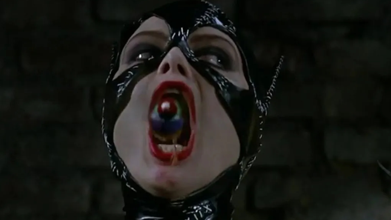 Michelle Pfeiffer deja salir un pájaro de su boca en Batman Returns