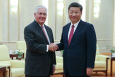 U.S. Secretary of State Rex Tillerson (L) shakes hands with Chinese President Xi Jinping (R) 