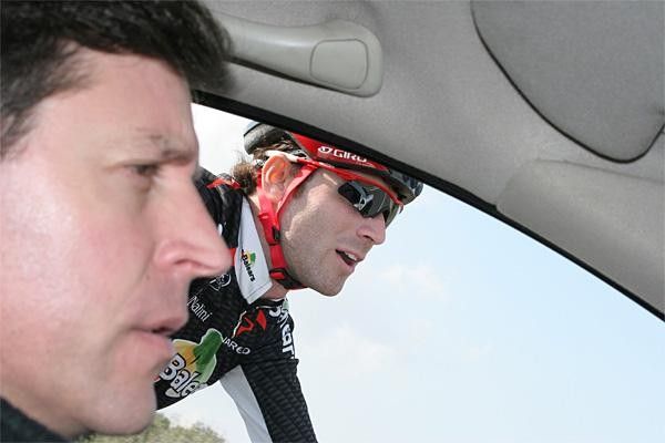 Jaimerena talks to Valverde from the team car.