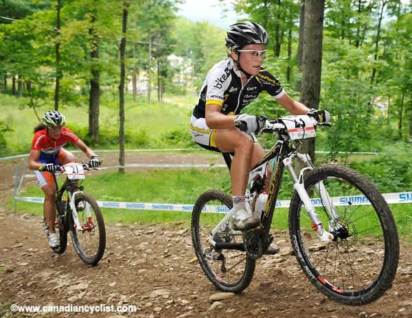 Caroline Mani (Team Bikepark.Ch ) and Laura Turpijn