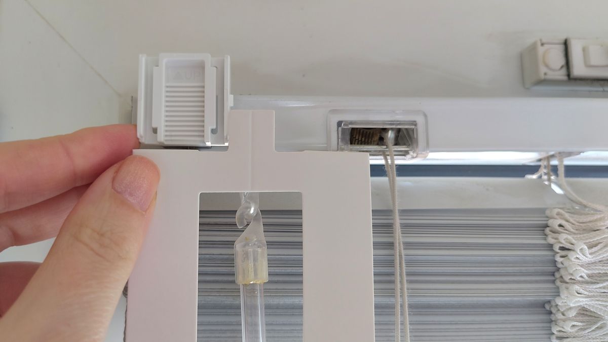 Fitting SwitchBot Blind Tilt to blind using template