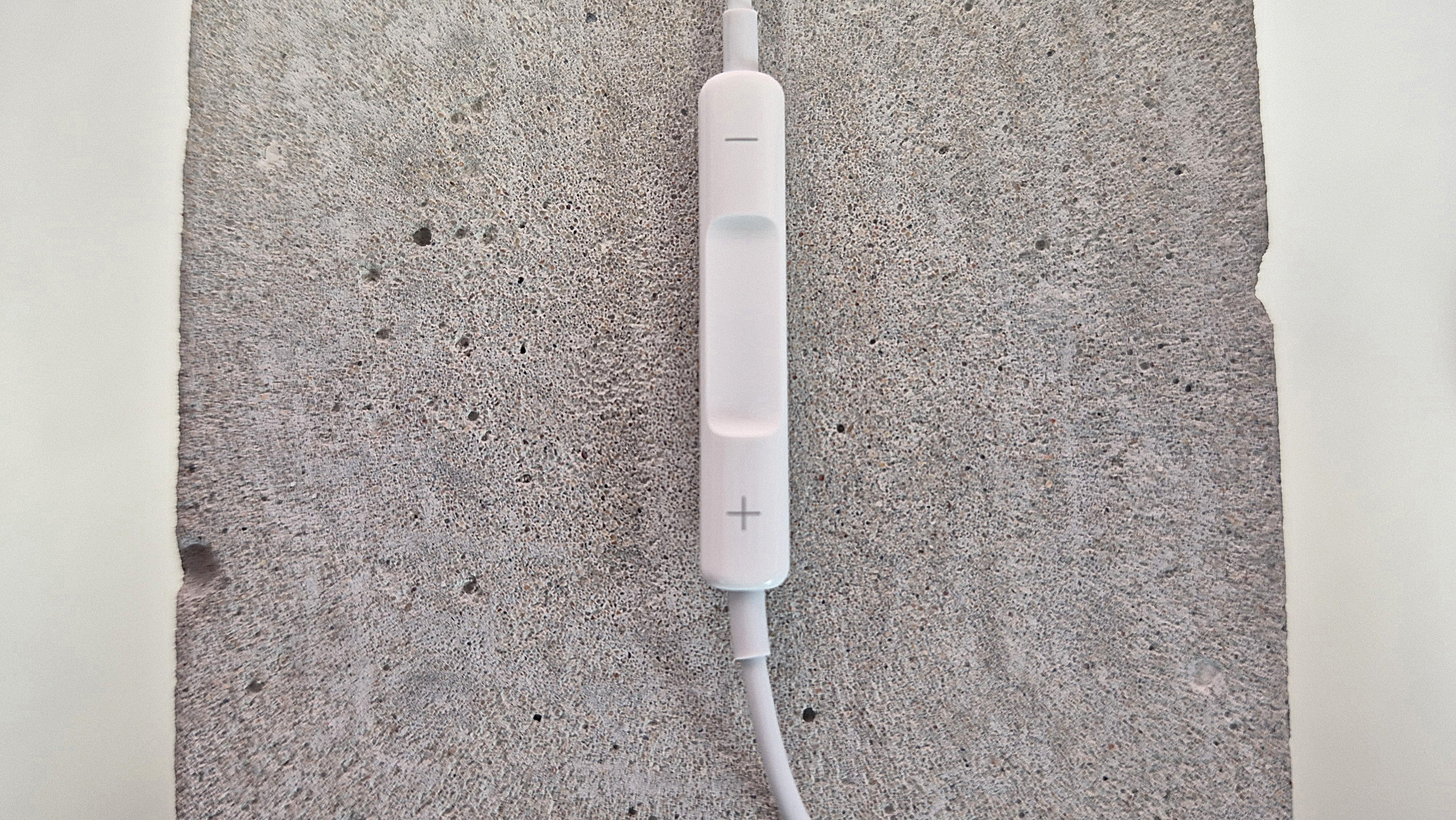 Controller of the Apple EarPods USB-C