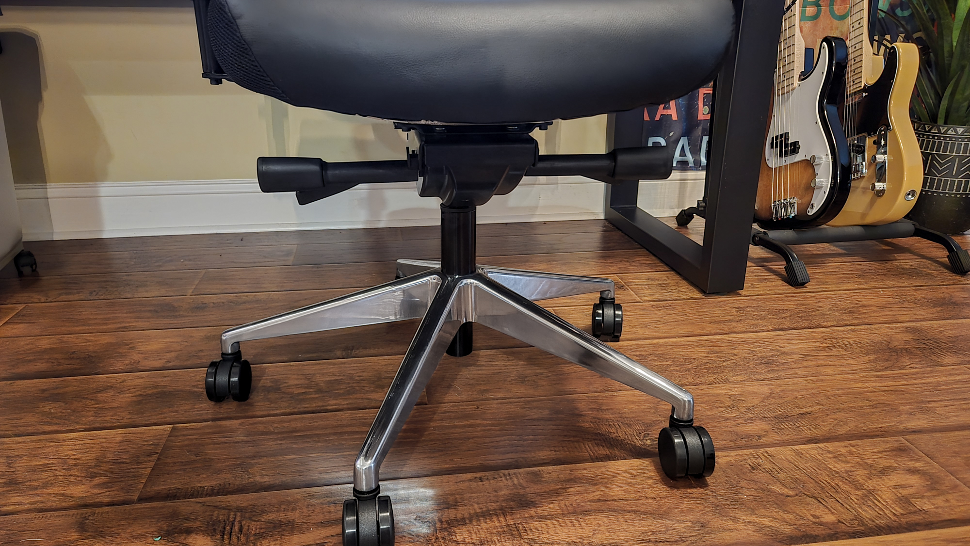 The Oak Hallow Aloria&#039;s base, casters, gas cylinder and adjustment levers seen from below