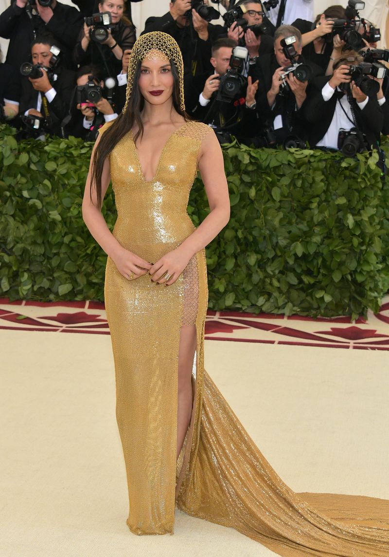 Fashion model, Red carpet, Clothing, Dress, Fashion, Carpet, Haute couture, Gown, Shoulder, Hairstyle,