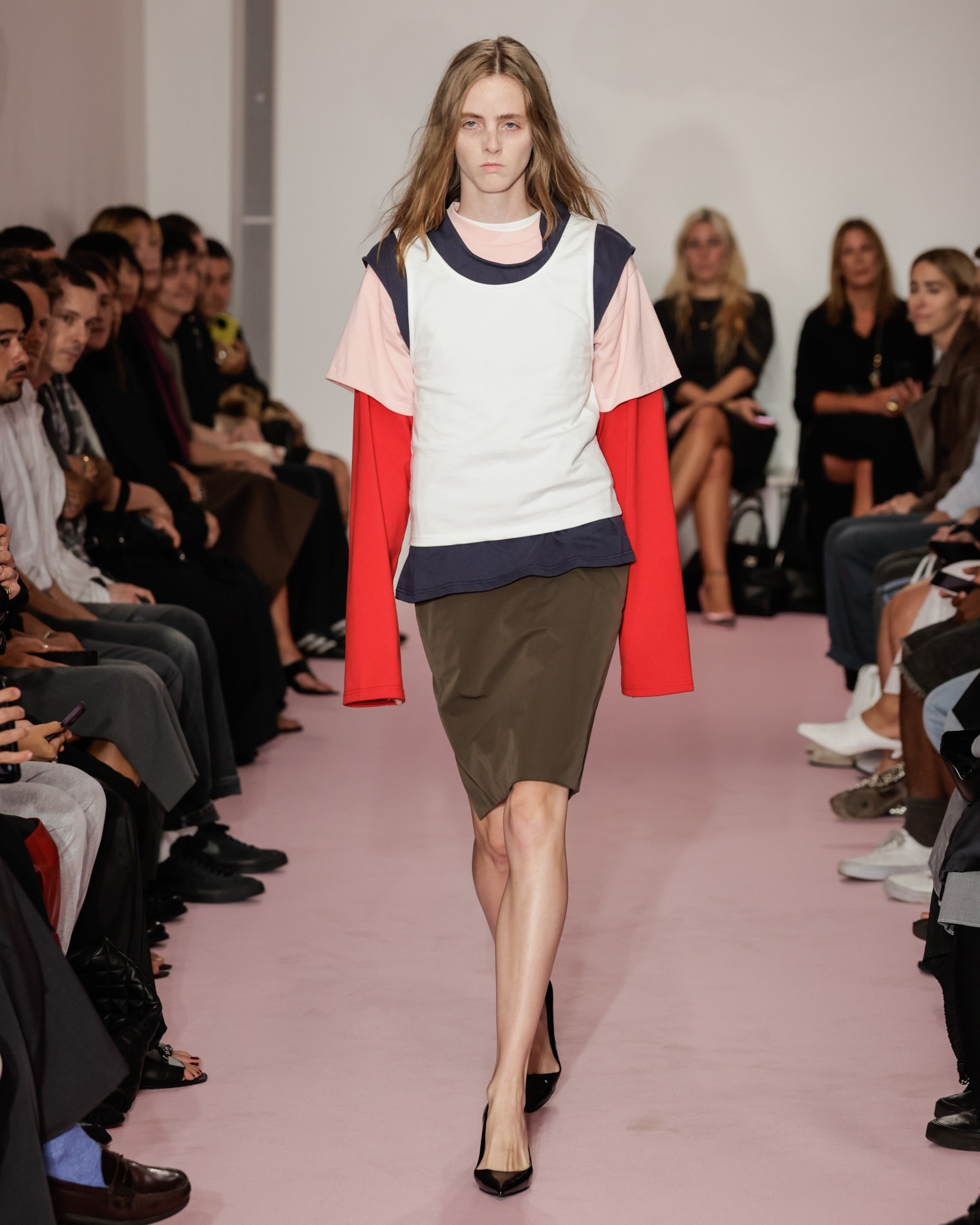 Spring/summer 2026 runway model in an eclectic outfit.