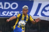 Alejo Veliz of Rosario Central controls the ball during a Torneo Betano 2025 match between Gimnasia and Rosario Central at Juan Carmelo Zerillo Stadium in La Plata, Argentina, on September 27, 2025. (Photo by Julian Martinez/NurPhoto via Getty Images)