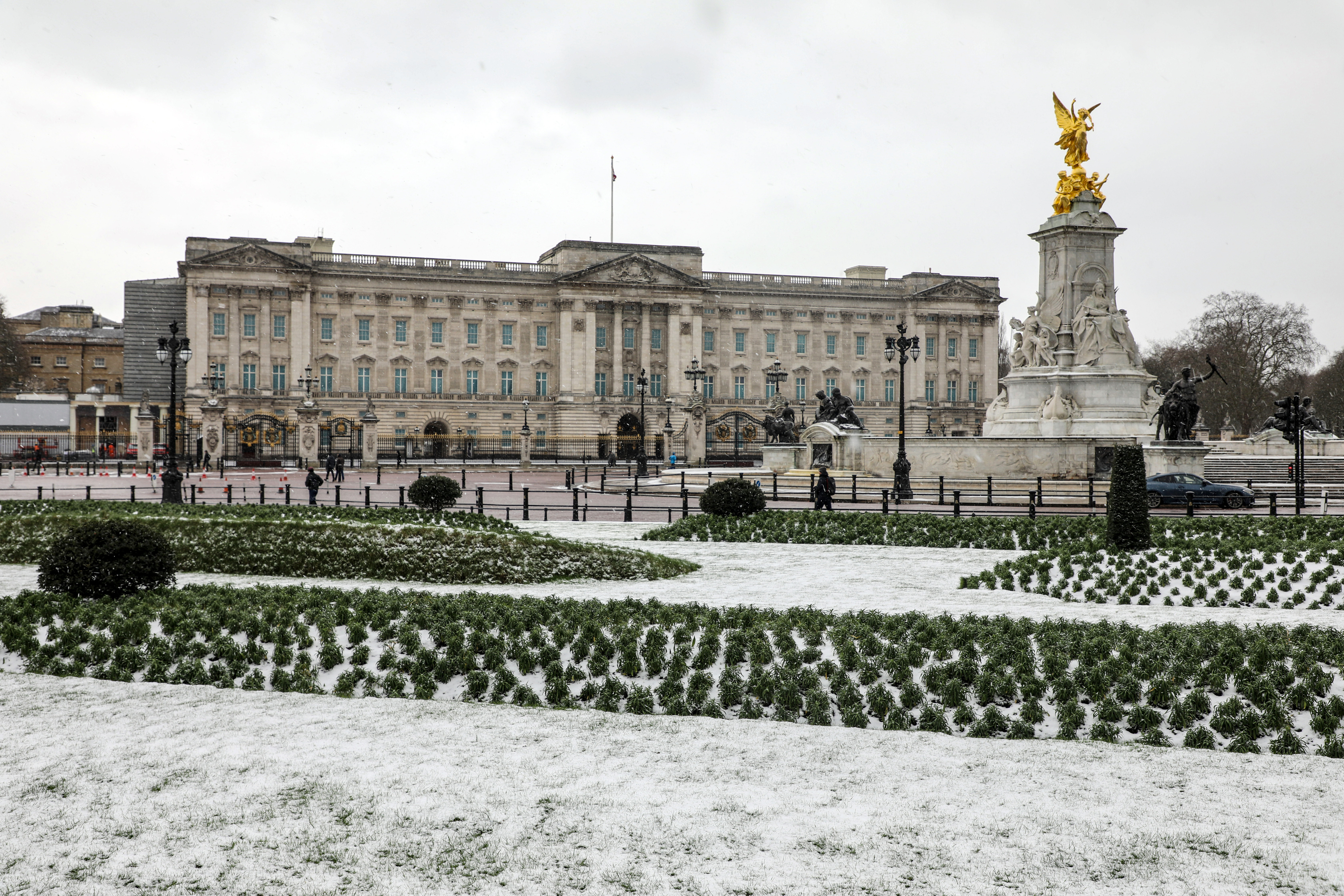 A view of Buckingham Palace covered with snow