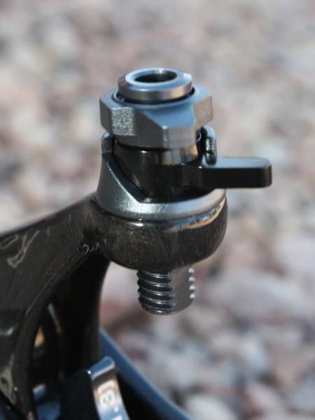 The easy-to-use quick release function is modeled after a retractable ballpoint pen mechanism.