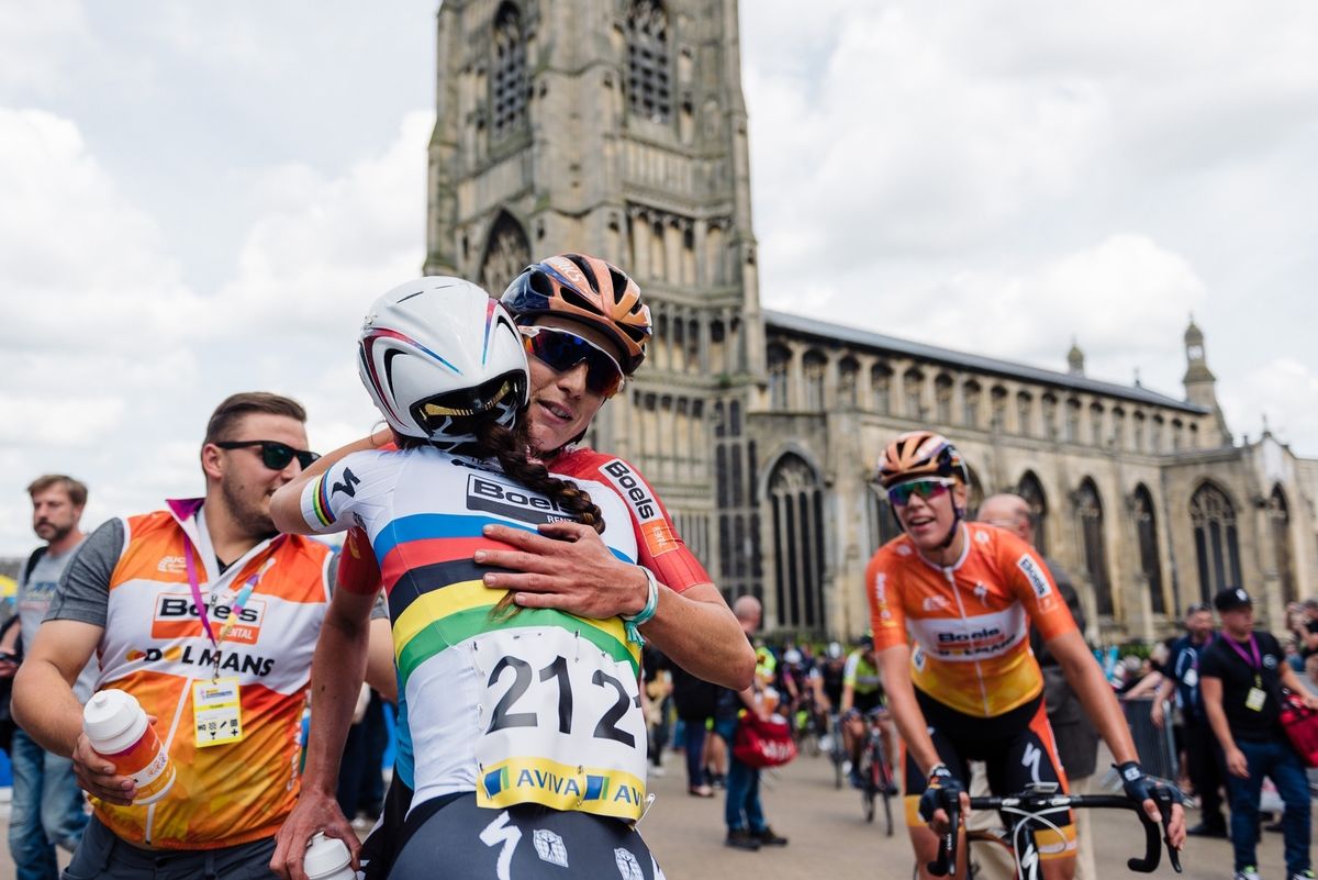 Lizzie Armitstead congratulates her teammate Christine Majerus