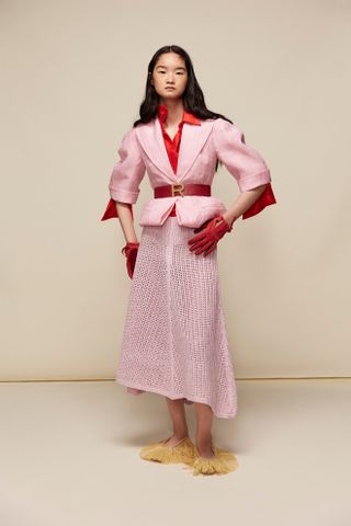 Rosa Jacke und Rock von Rochas auf der Paris Fashion Week Frühling Sommer 2025