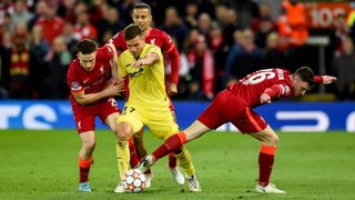 Villarreal- og Liverpool-spillere i kamp om ballen i Champions League