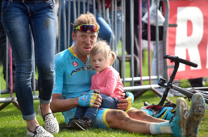 Lars Boom (Astana) with his daughter