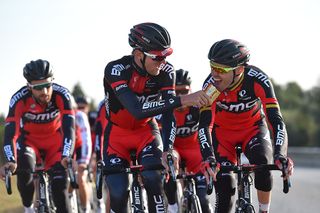 Tejay van Garderen helps Samuel Sanchez to a snack