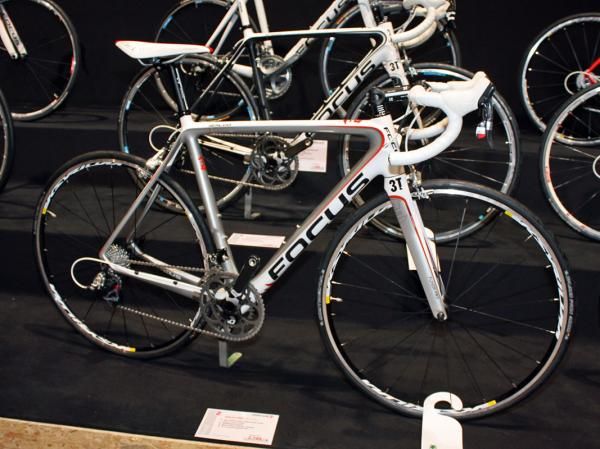 Focus's second-tier Izalco Pro platform uses the same shape as last year's Izalco Team and is only 120g heavier than the new, lighter-weight model.