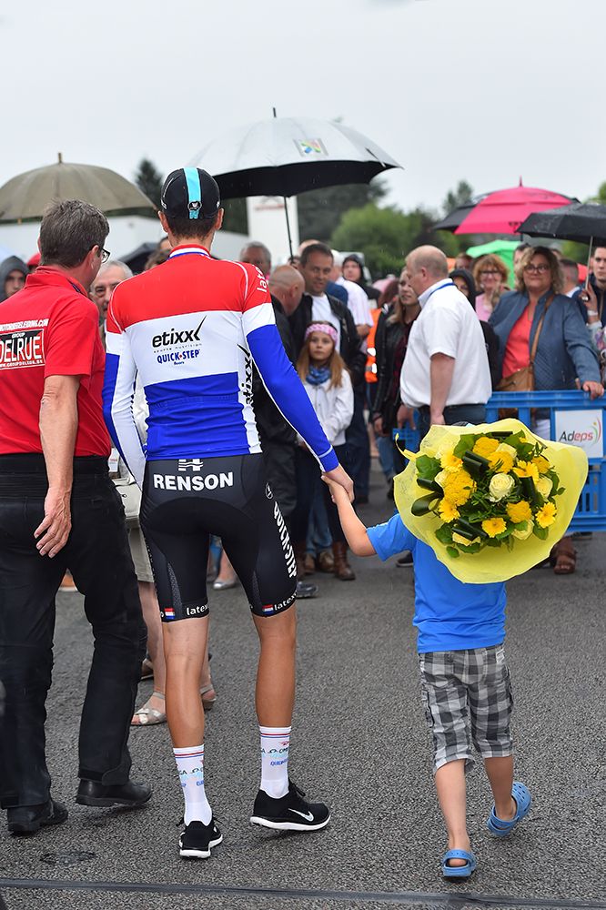 Niki Terpstra gets some help with his podium flowers