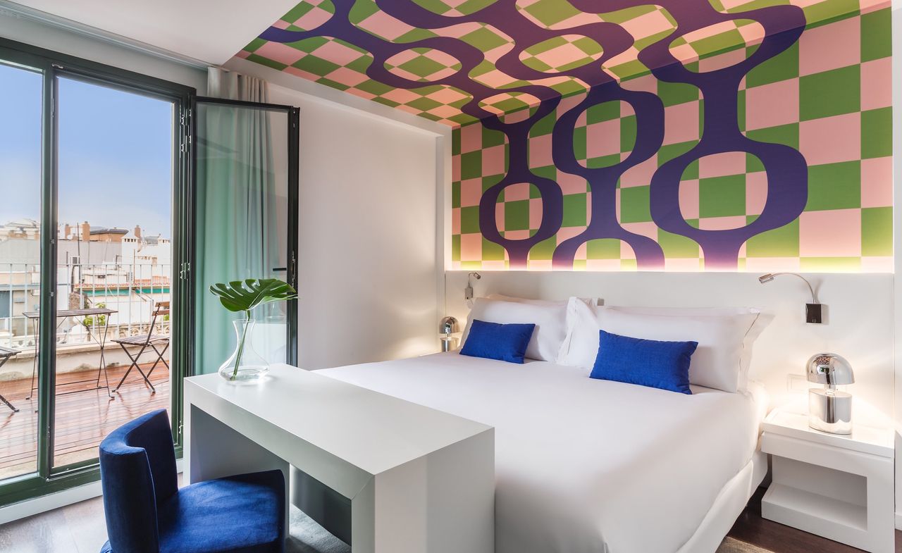 Guestroom with colourful wall &amp; ceiling display