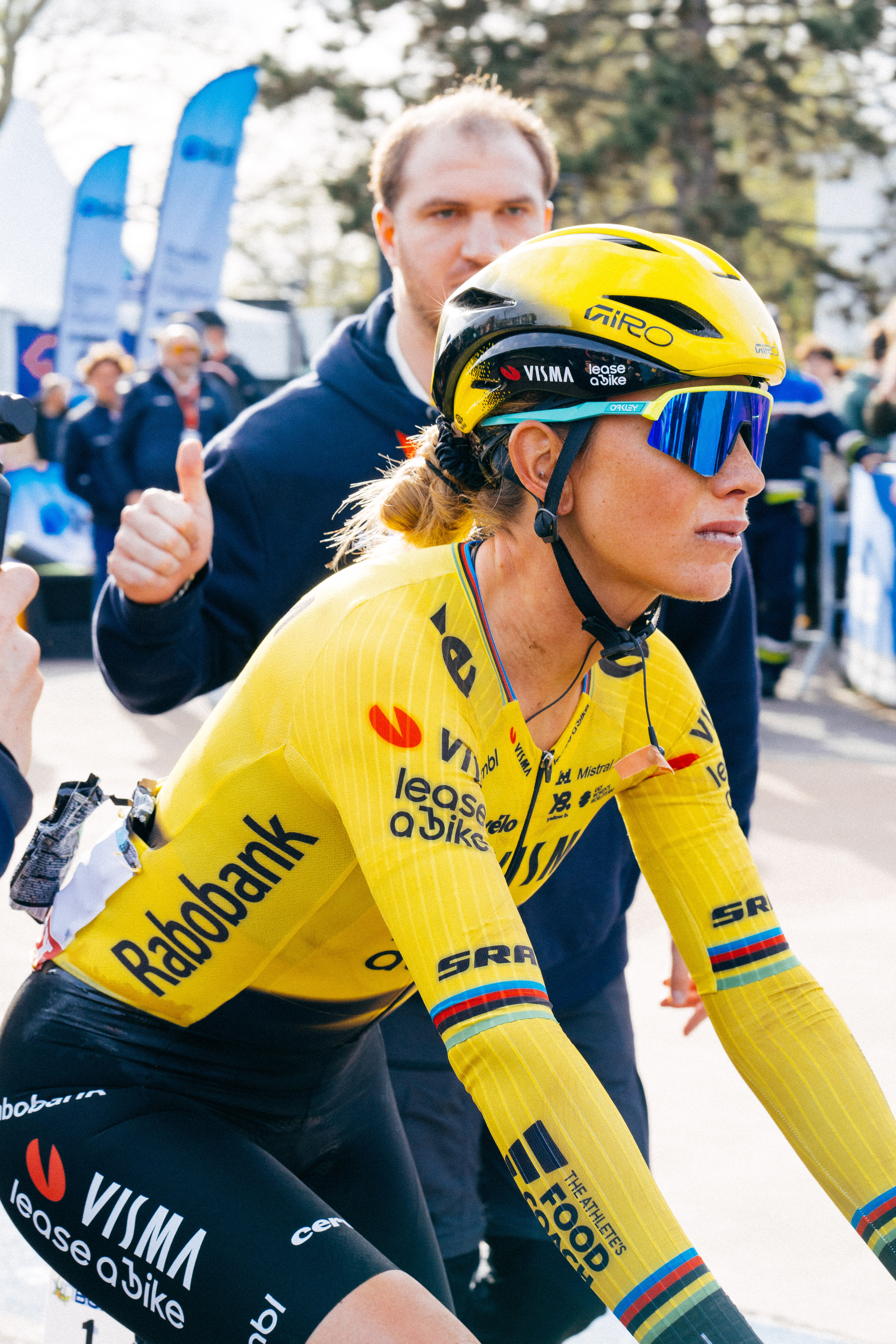 Ciclistas profesionales al final de la París-Roubaix