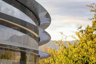  Apple Park φωτογραφία από την πλευρά του κεντρικού κτιρίου