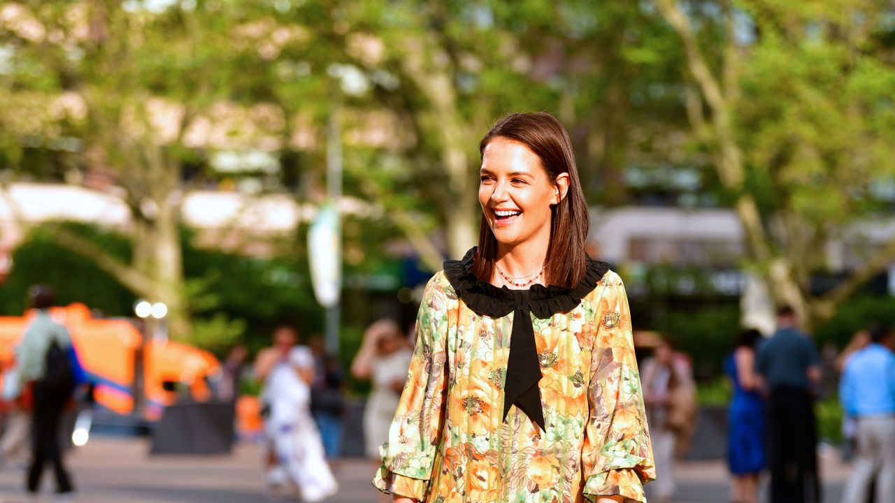 Clothing, Street fashion, Fashion, Yellow, Shoulder, Dress, Snapshot, Kimono, Fashion model, Costume, 