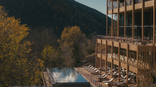 Swimming pool and mountains at Engel Ayurpura.