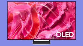 Samsung S90C OLED 4K TV tegen een blauwe achtergrond
