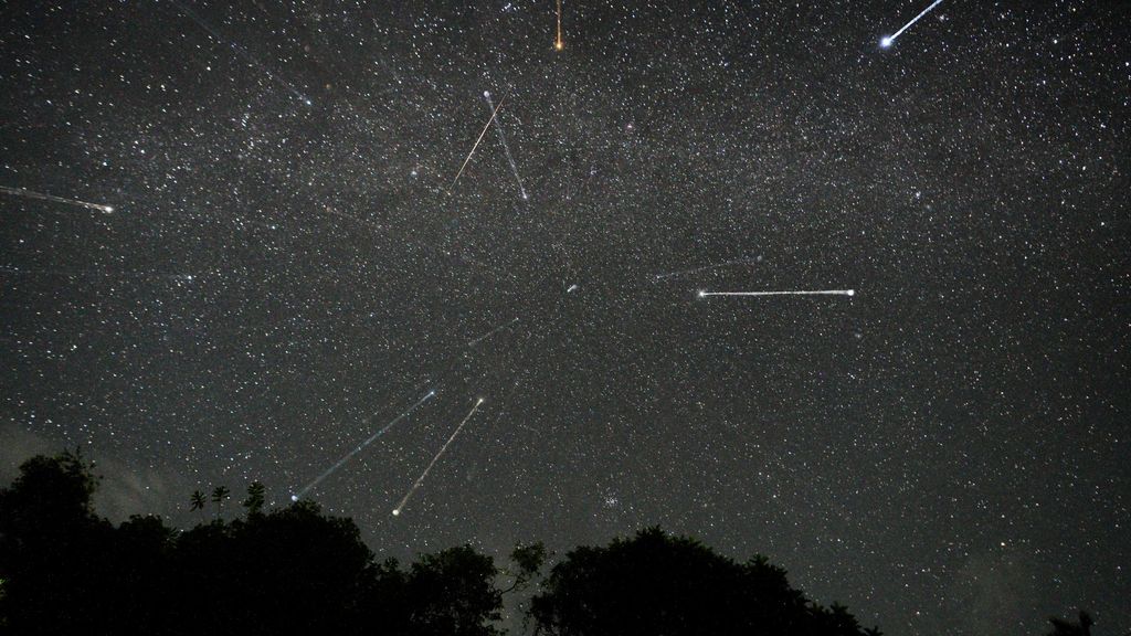 See The Geminid Meteor Shower 2023 Light Up The Sky In These Amazing ...