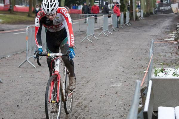 Riding out an untimely flat at the Namur World Cup