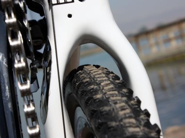 34mm-wide tires easily fit through the chainstays on the Specialized CruX Pro Carbon