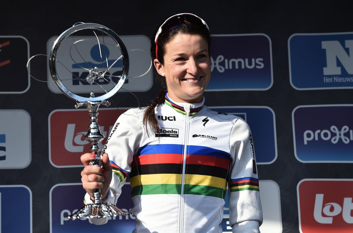 Lizzie Armitstead (Boels-Dolmans) with her winners trophy