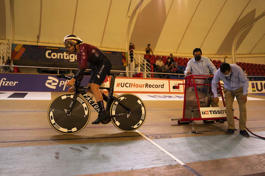 Alex Dowsett during his UCI Hour Record attempt on November 3, 2021 at the at Aguascalientes velodrome in Mexico