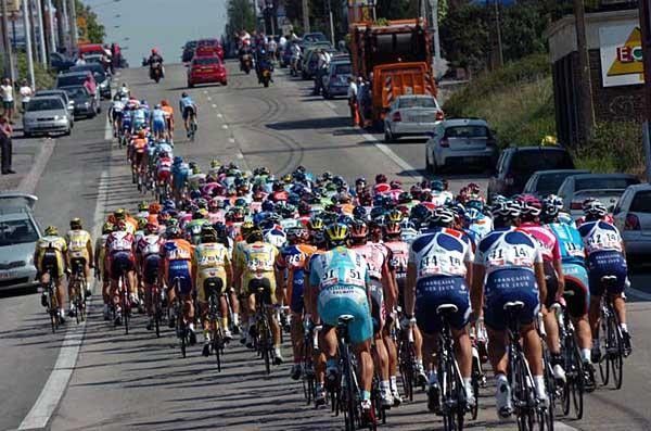 The peloton rolls out with Alexander Vinokourov (Astana) sitting at the back.