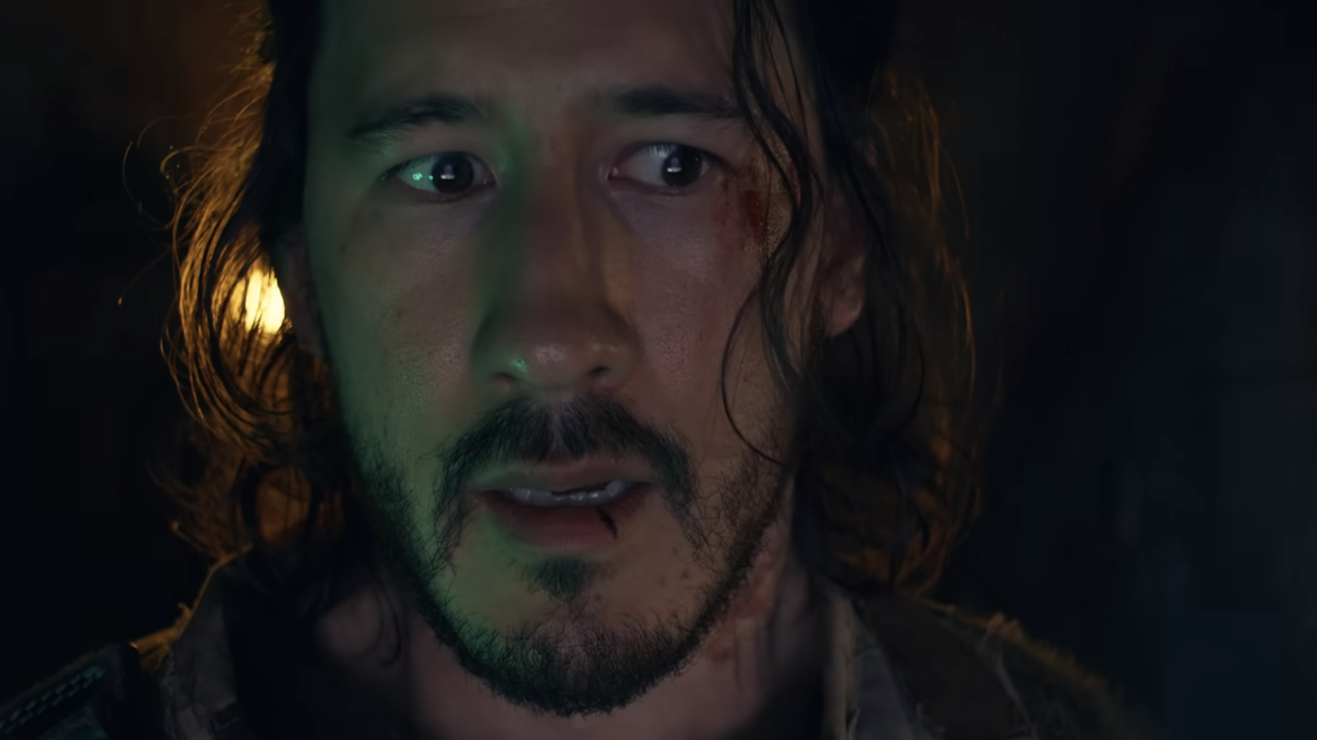 رجل خائف داخل غواصة خانقة