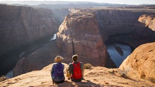 在马蹄弯曲大峡谷徒步旅行者