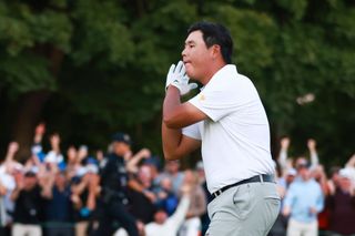 Si Woo Kim after chipping in on the 16th at the Presidents Cup