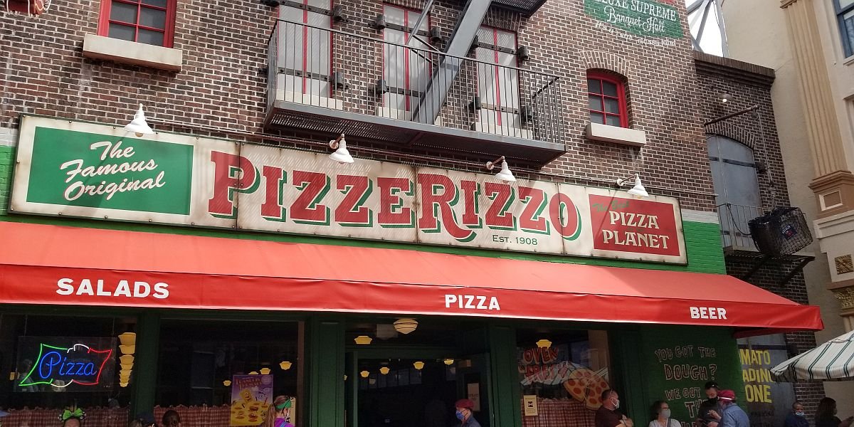 PizzeRizzo sign at Disney&#039;s Hollywood Studios