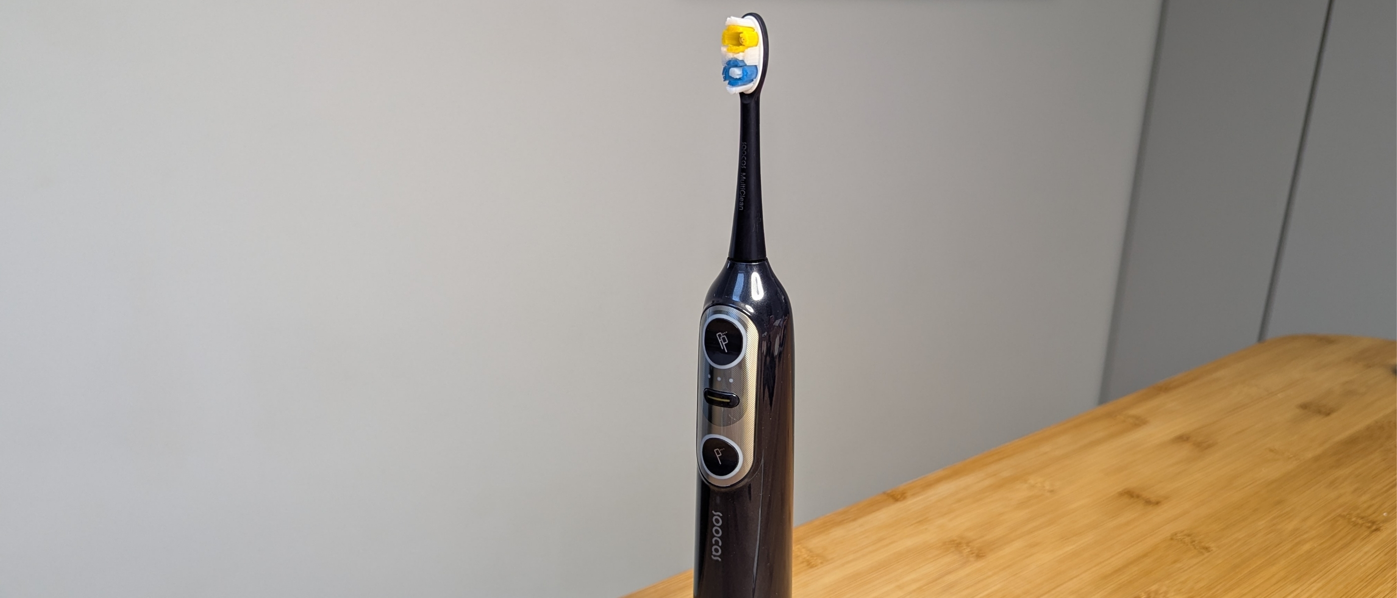 Soocas Neos II against grey background