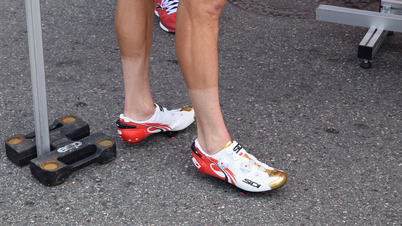 Heinrich Haussler opted for no socks for the prologue