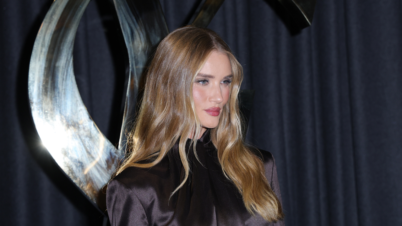 Rosie Huntington-Whiteley wears the liquid waves trend 