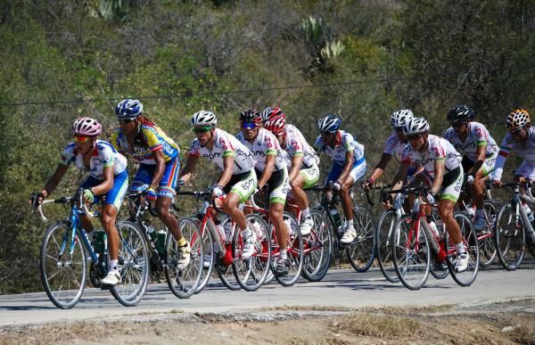 The peloton split on the climb, leaving a small peloton of 30 riders to sprint