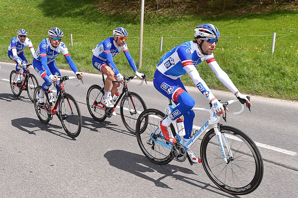FDJ lines up aorund their leader Thibaut Pinot.