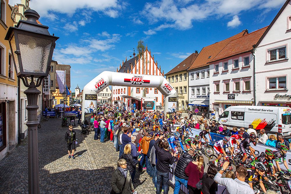 The peloton leaves Hassfurt