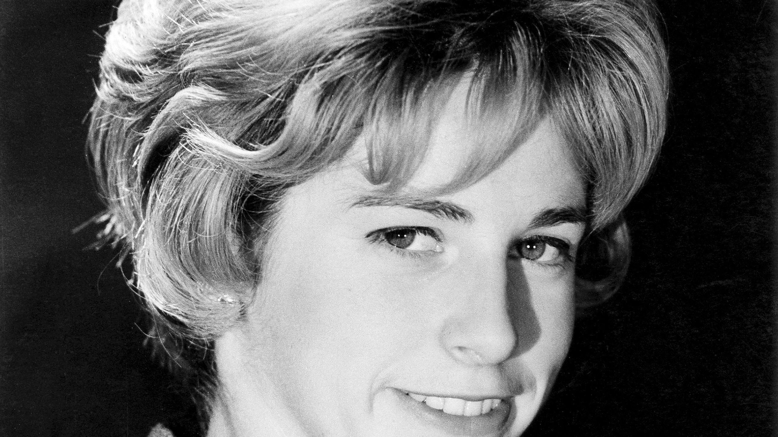Hair, Face, Hairstyle, Eyebrow, Chin, Retro style, Forehead, Blond, Black-and-white, Portrait,