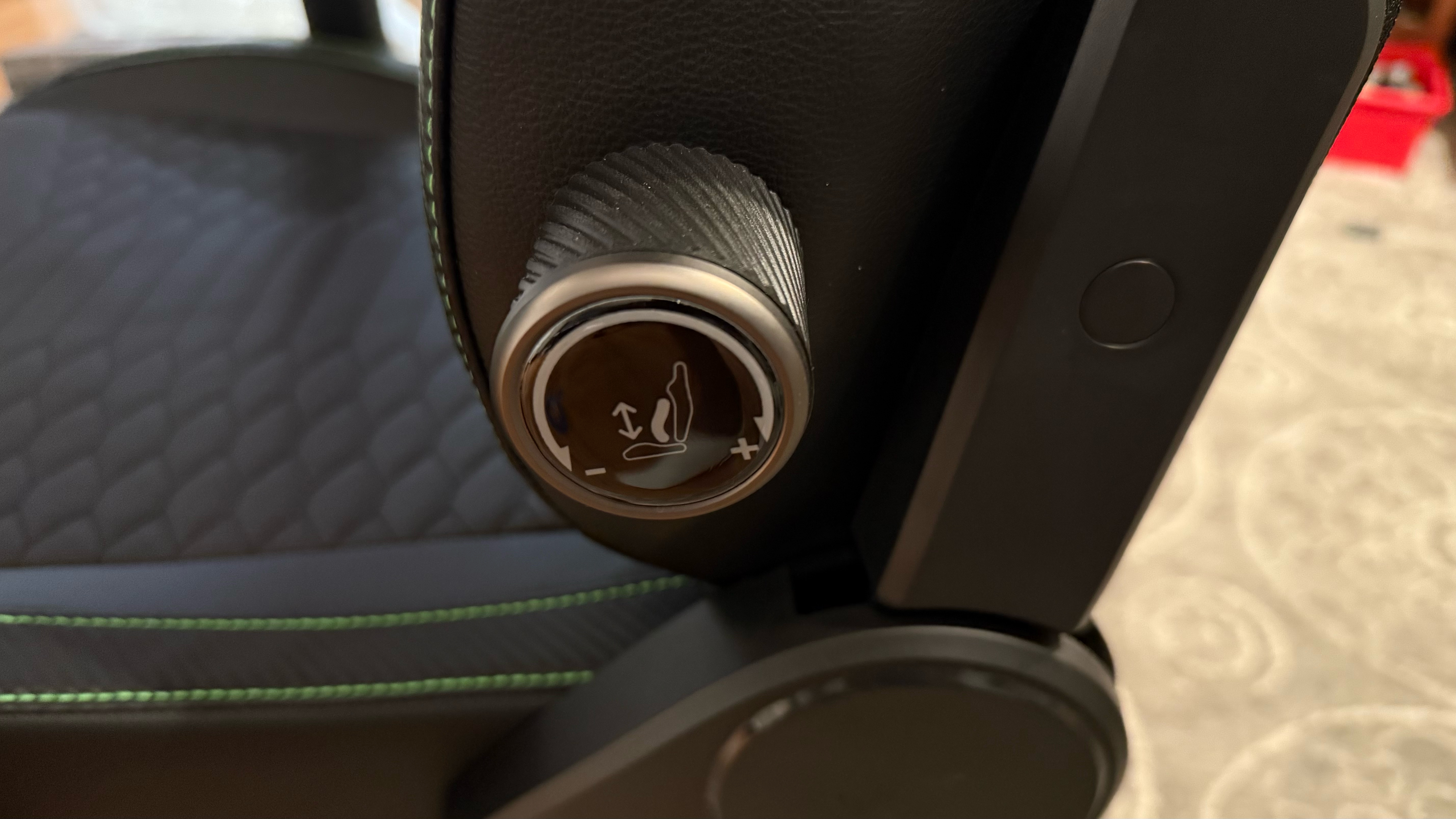 Razer Iskur V2