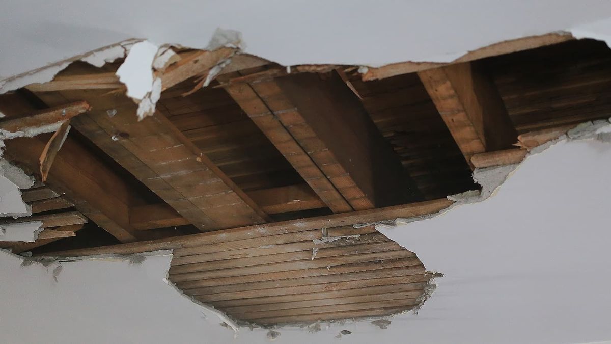 Plafond stort in nadat bouwers de verbouwing van de zolder hebben opgegeven