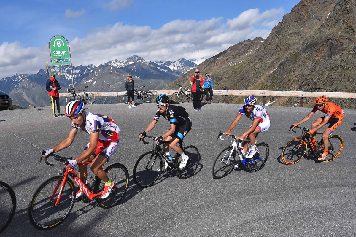 The group of favorites on the climb