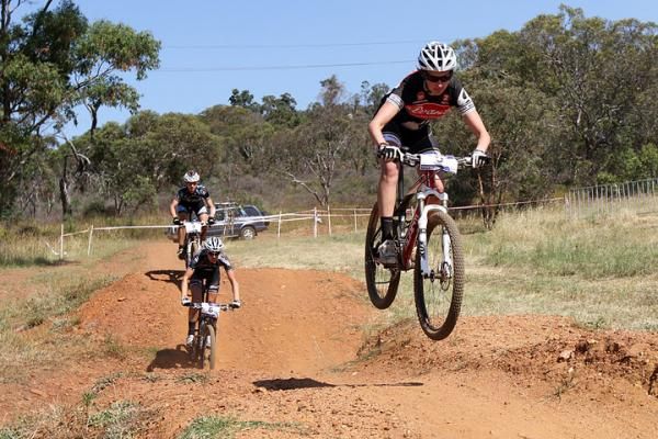 Sarah Holmes leads Jenny Fay and Jodie Willett in the women's eliminator. Sarah, a first-year elite, finished second in the eliminator and fifth overall.