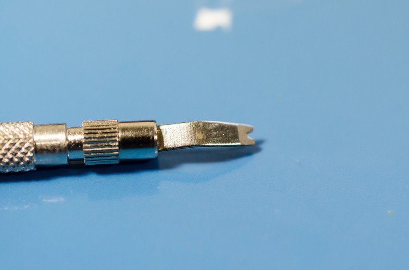 One end of the springbar tool